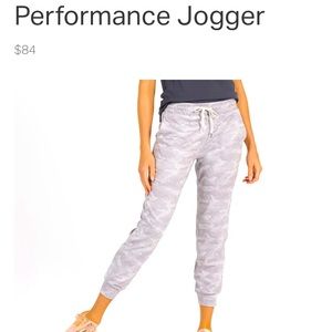 Vuori cult favorite jogger in grey camo w pockets!